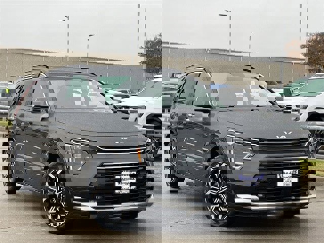 Used 2024 Kia Niro SX Touring image 2