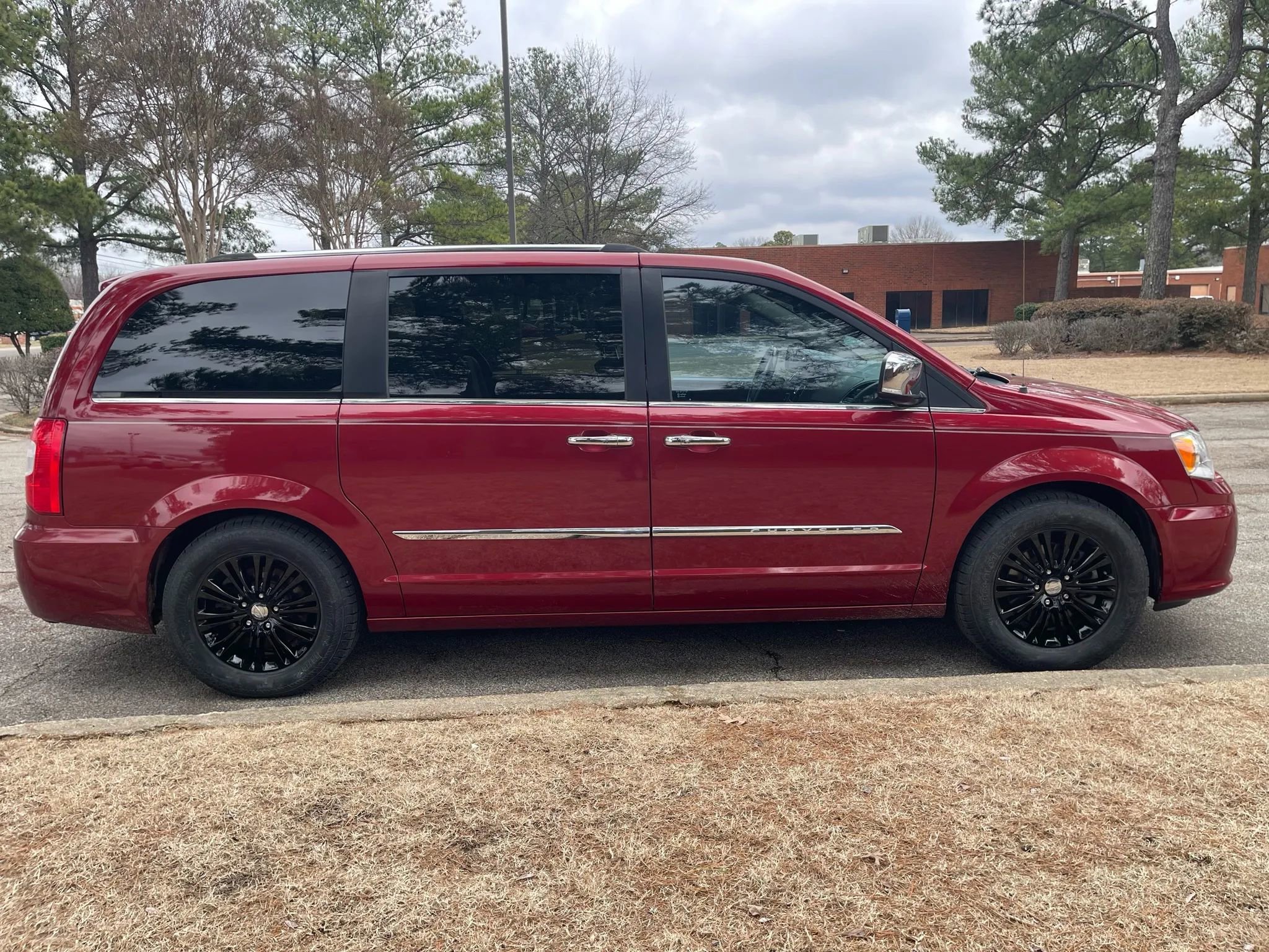 Used 2014 Chrysler Town & Country Limited w/ Luxury Group image 6