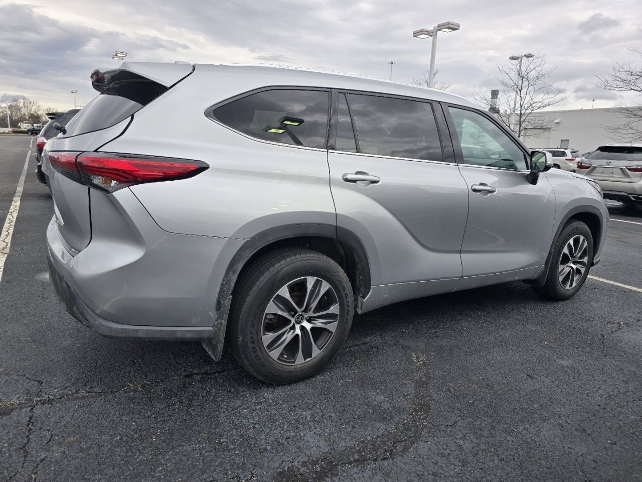 Used 2021 Toyota Highlander XLE image 8