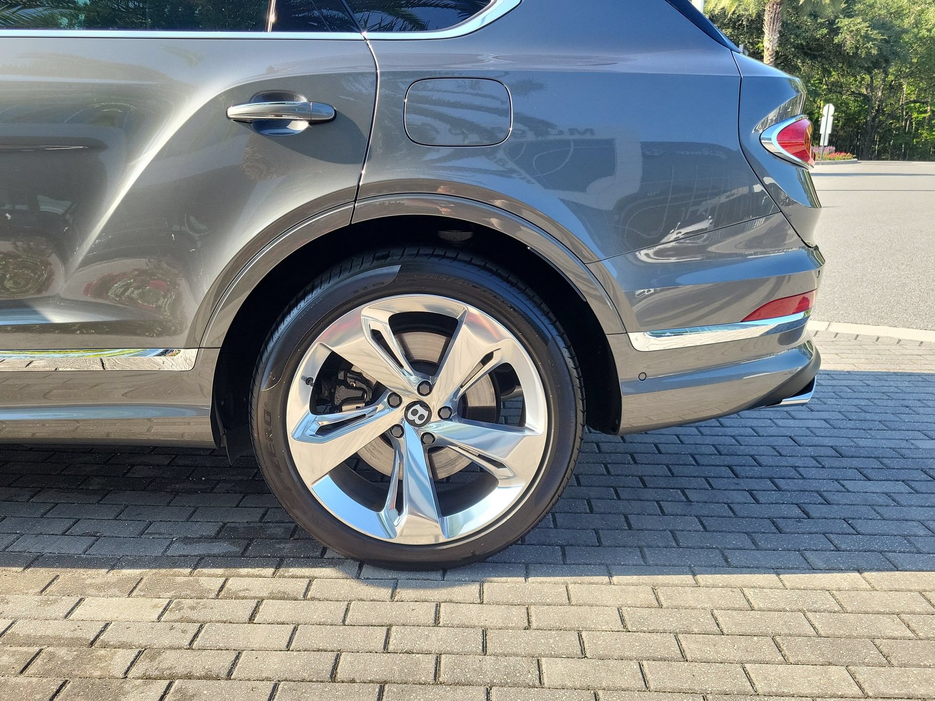 Certified 2023 Bentley Bentayga Plug-In Hybrid AWD/4WD image 14