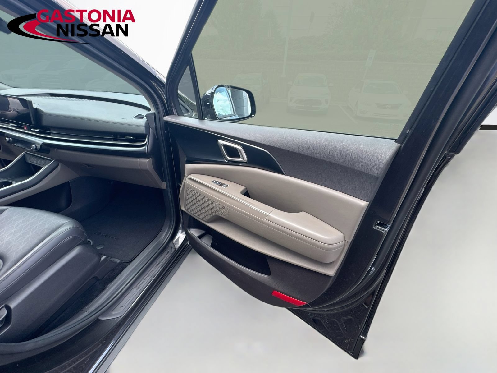 Used 2025 Kia Carnival FWD image 41