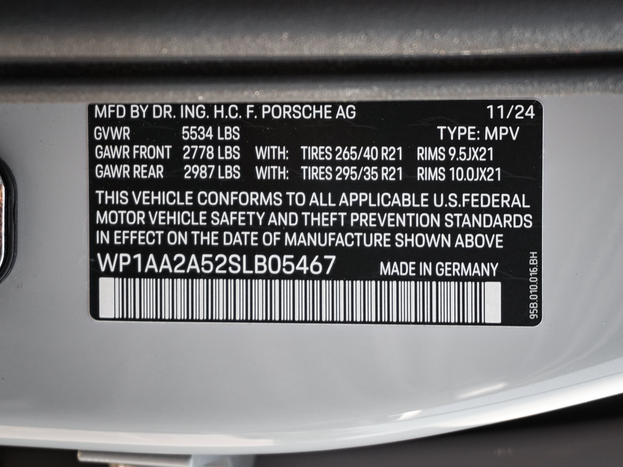 Used 2025 Porsche Macan AWD/4WD image 40