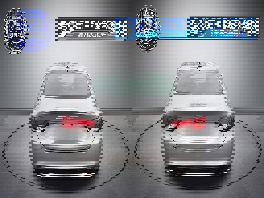 Used 2016 Chrysler 200 Limited Platinum image 4