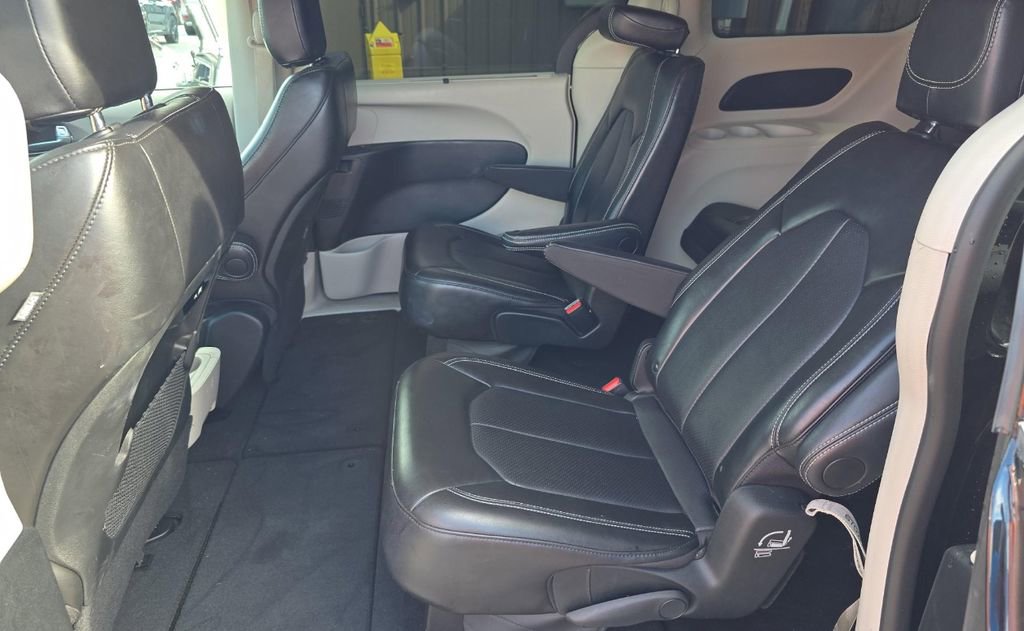 Used 2024 Chrysler Pacifica Touring-L image 37