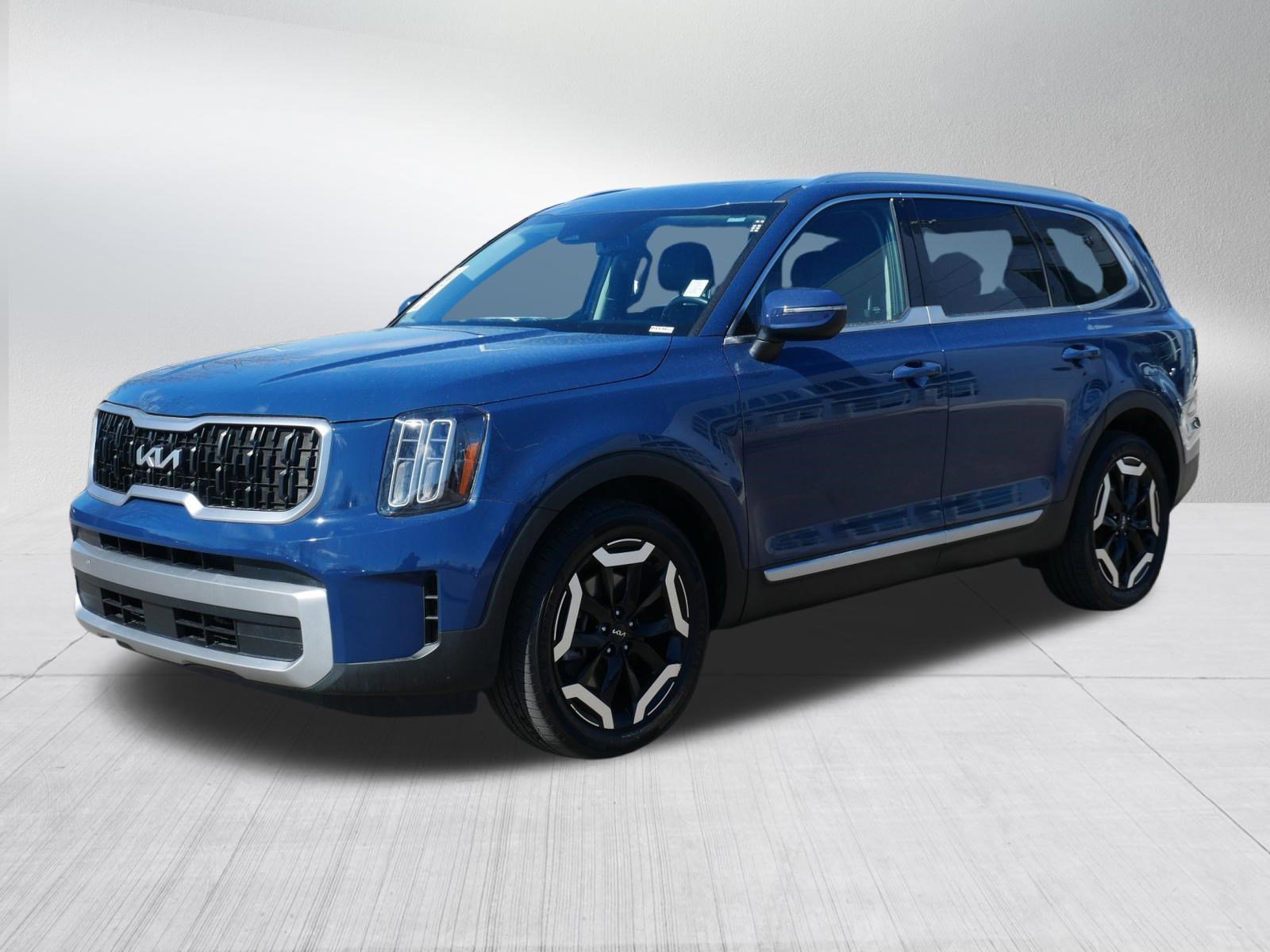 Used 2023 Kia Telluride EX w/ EX Captain's Chair Package image 3