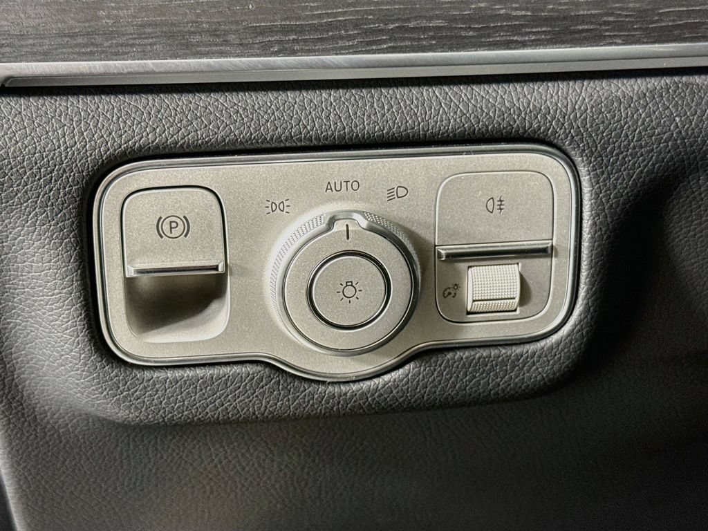 Used 2025 Mercedes-Benz GLE 450e 4MATIC w/ Winter Package image 10