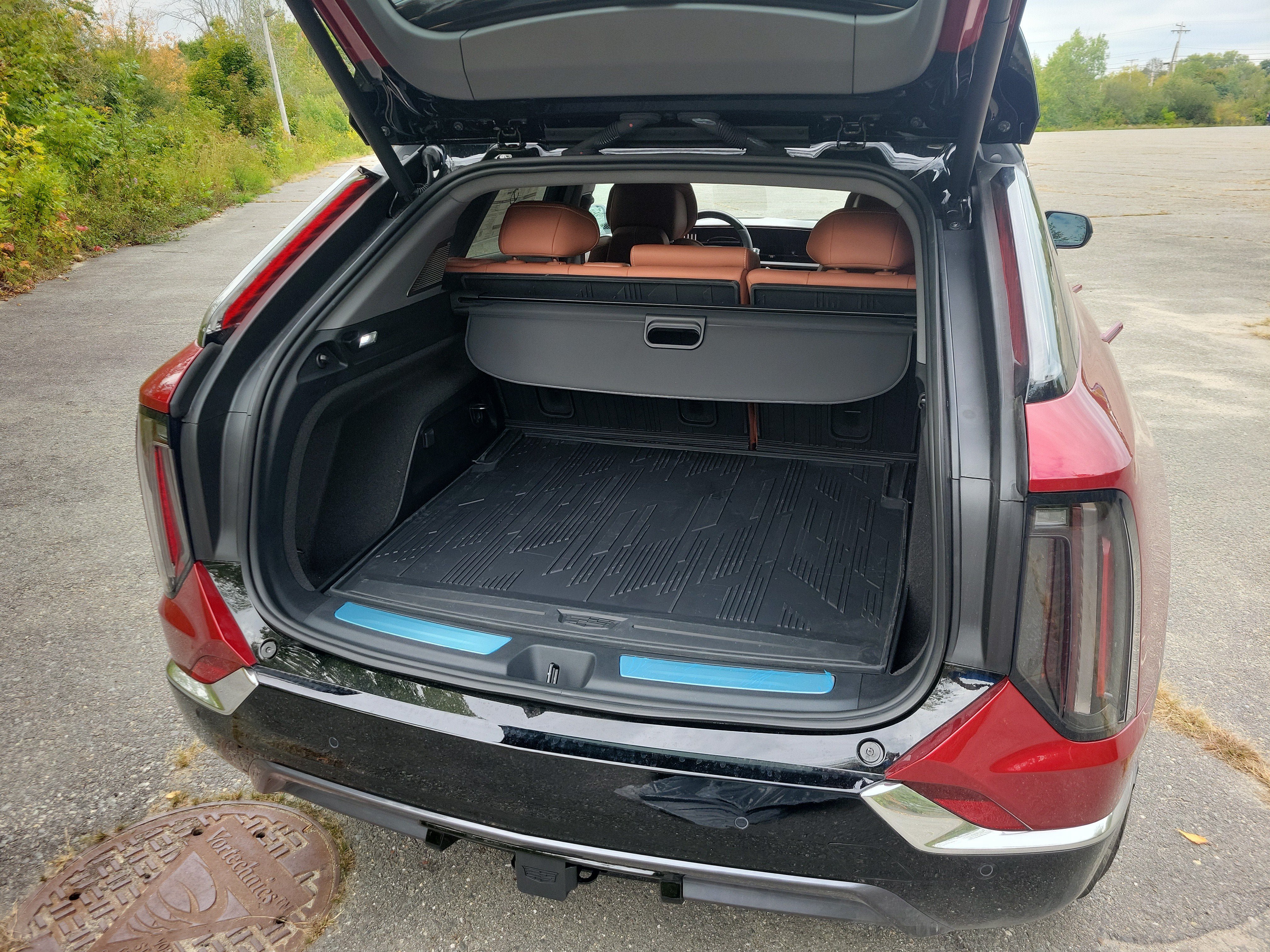 New 2027 Cadillac Optiq Premium Luxury w/ LPO, Floor Liner Package AWD/4WD image 16