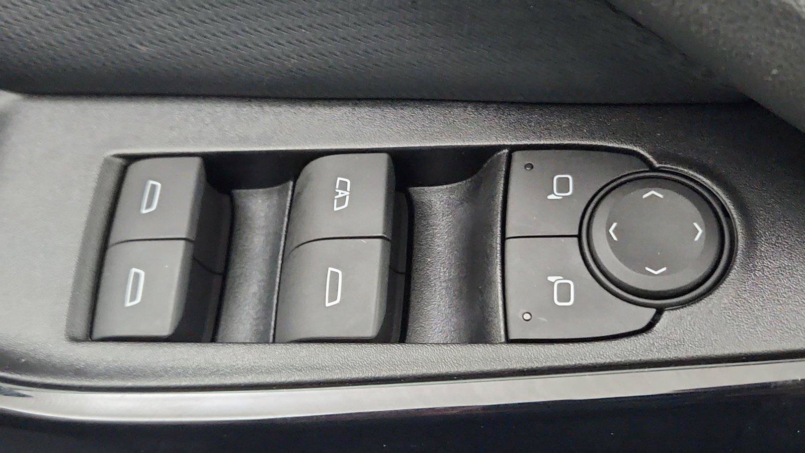 Used 2025 Chevrolet Equinox LT FWD image 19