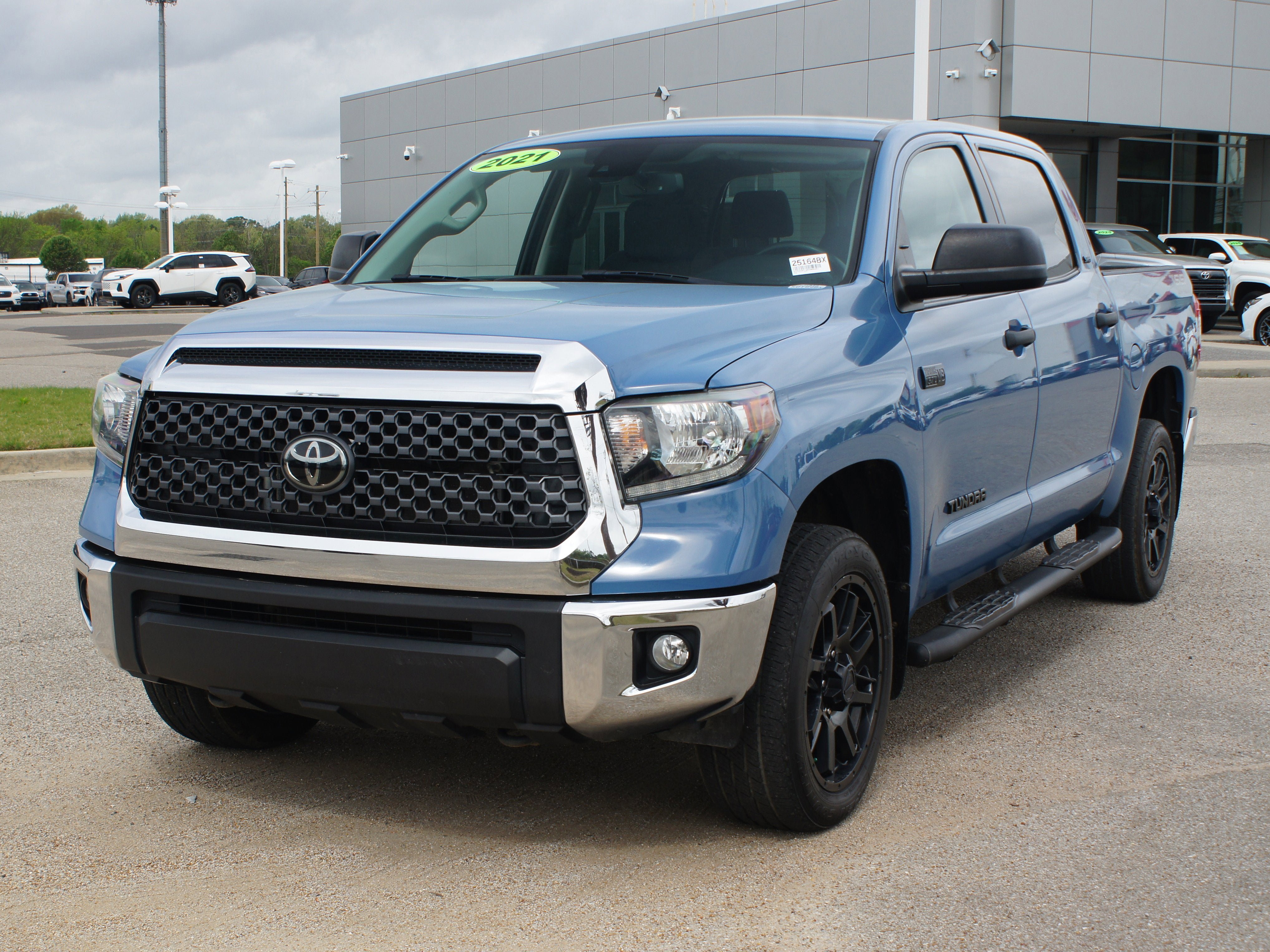 Used 2021 Toyota Tundra SR5 w/ SR5 Upgrade Package AWD/4WD image 2