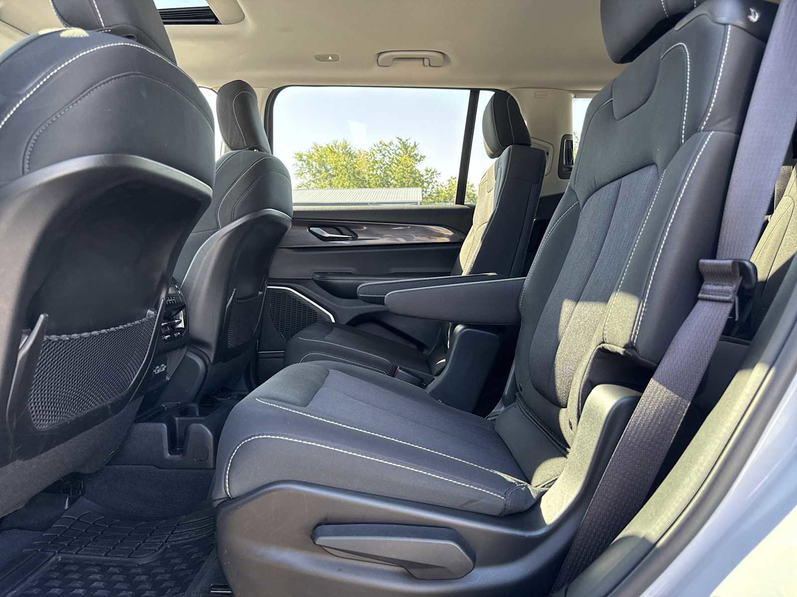 Used 2022 Jeep Grand Cherokee L Laredo w/ Luxury Tech Group I image 34