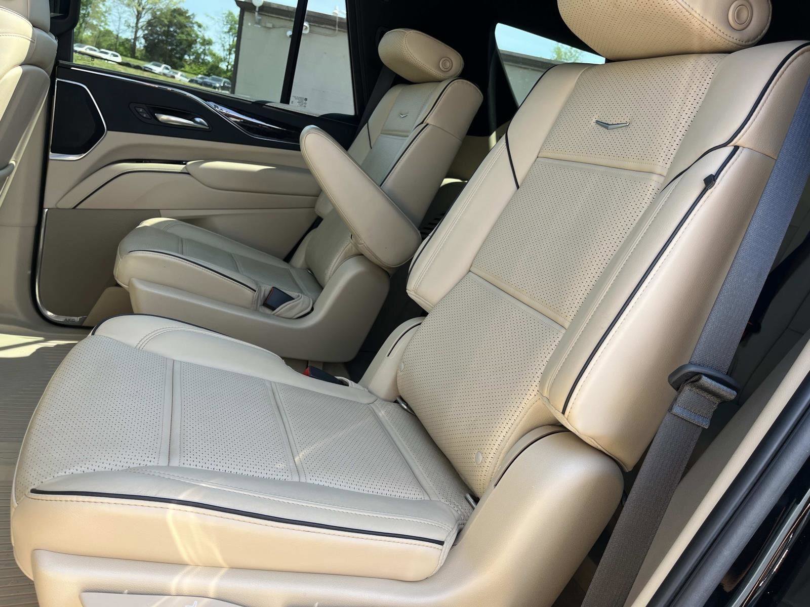 Used 2021 Cadillac Escalade Premium Luxury AWD/4WD image 20