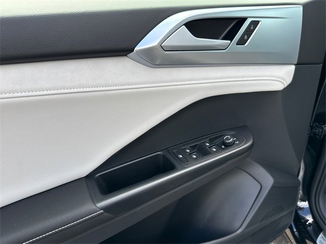 Used 2025 Volkswagen Taos SE image 8