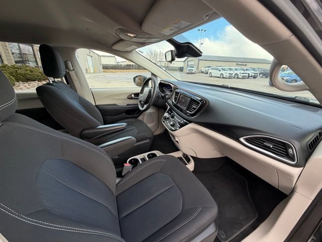 Used 2023 Chrysler Voyager LX FWD image 10