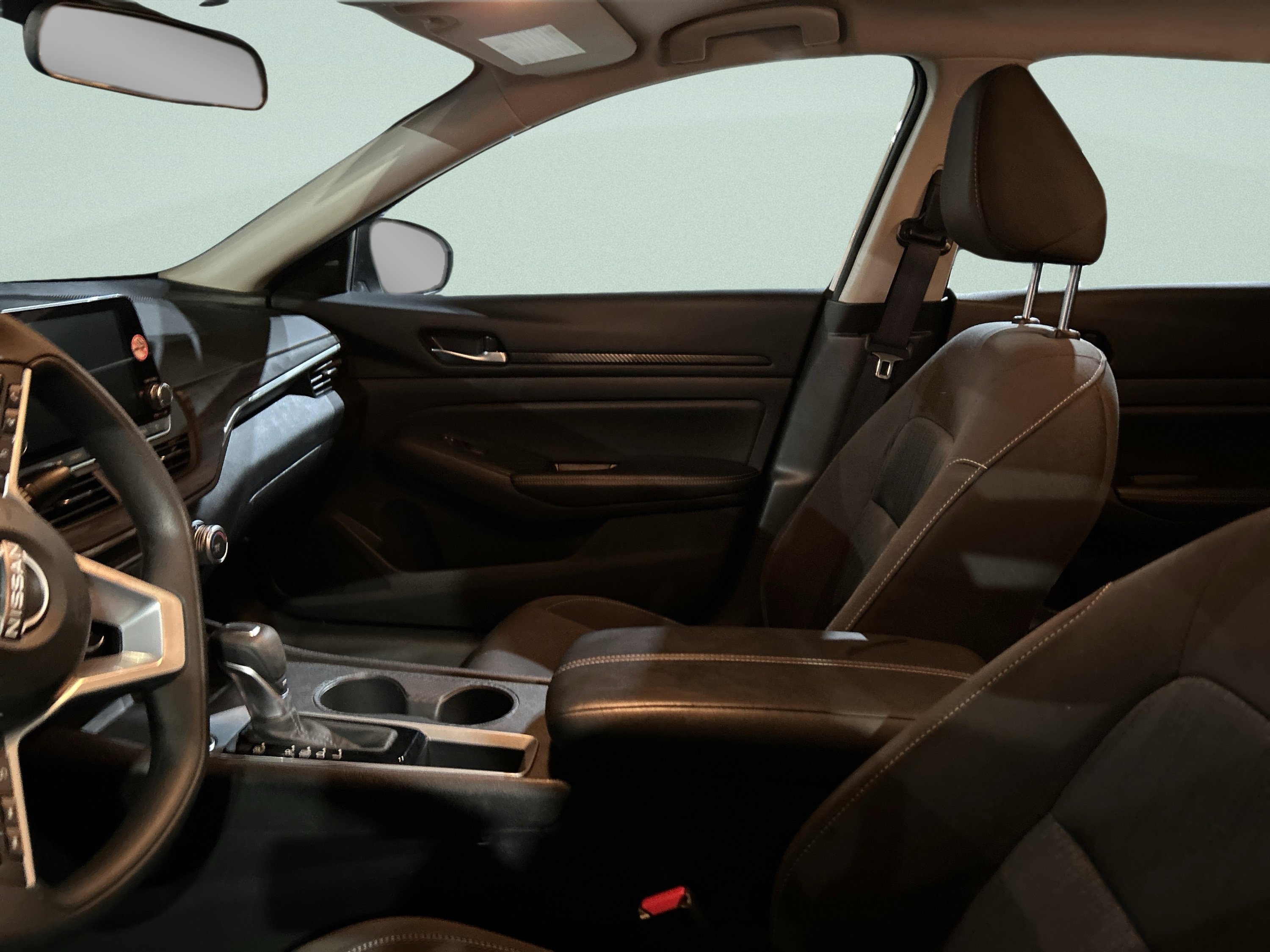 Used 2025 Nissan Altima 2.5 SV FWD image 11