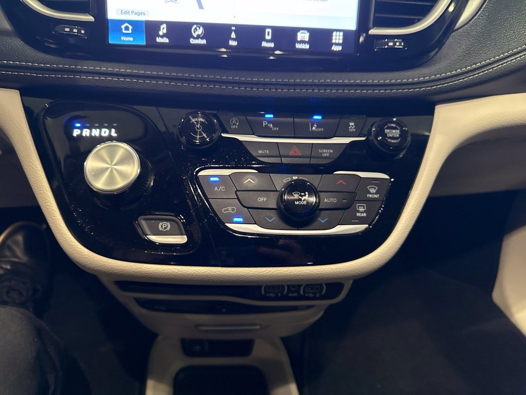 Used 2024 Chrysler Pacifica Touring-L w/ Uconnect Theater Family Group FWD image 30