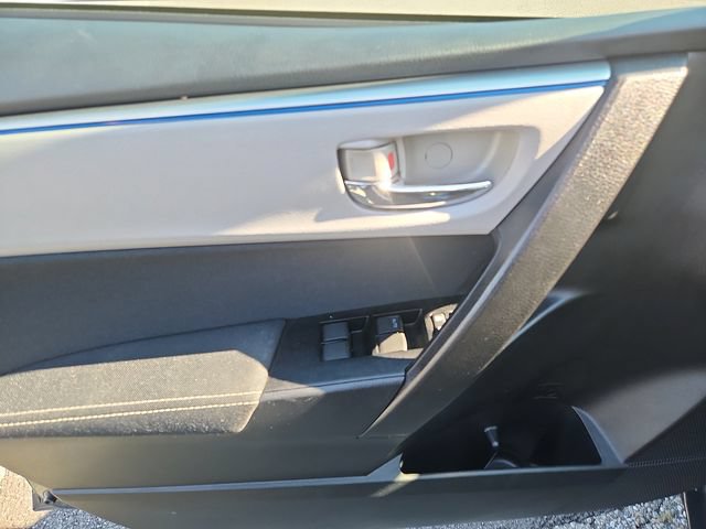 Used 2015 Toyota Corolla LE FWD image 12