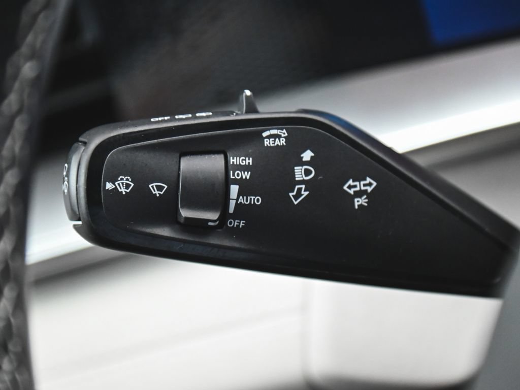 Used 2025 Volkswagen Tiguan SE AWD/4WD image 24