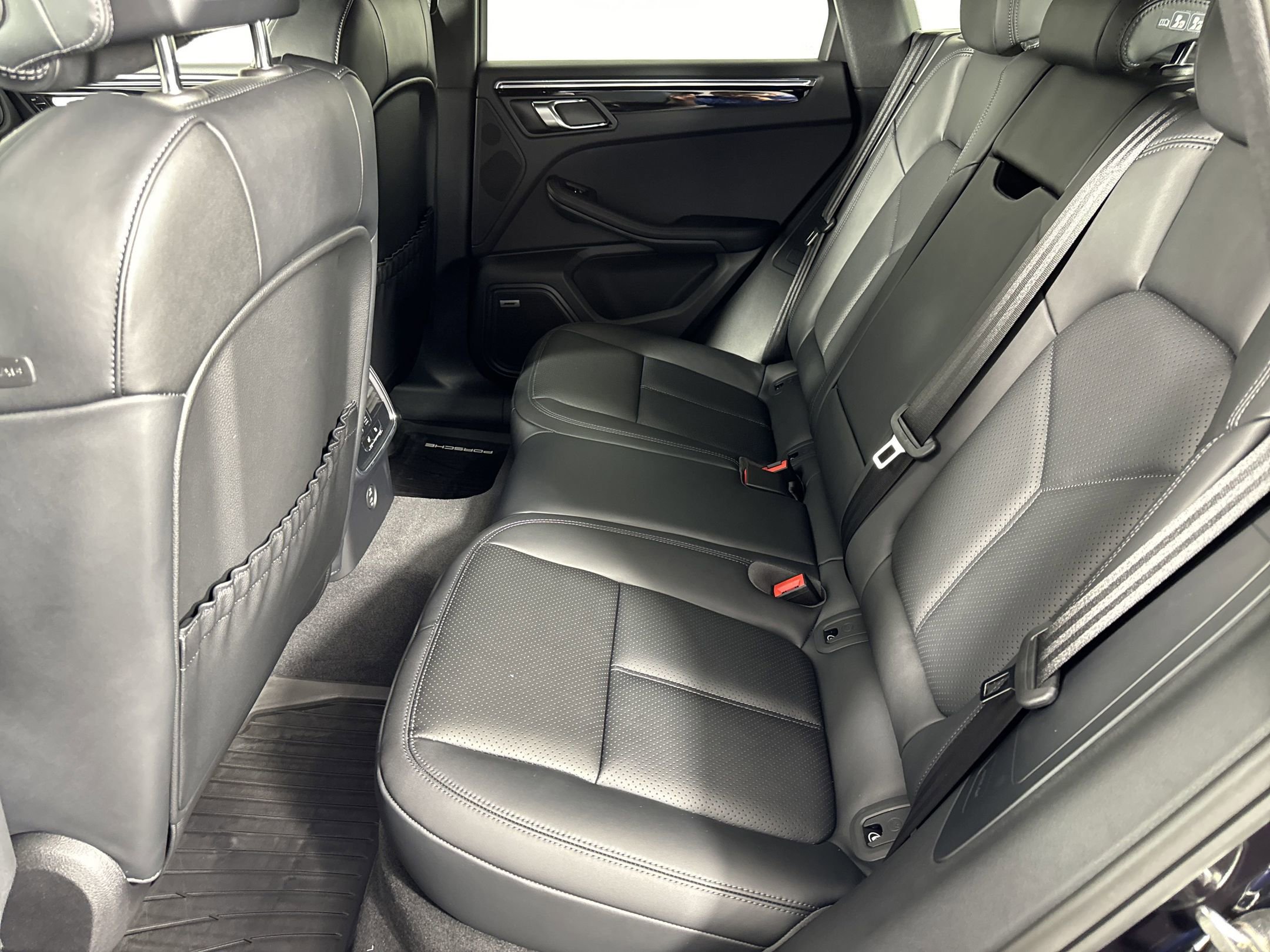 Certified 2025 Porsche Macan image 24
