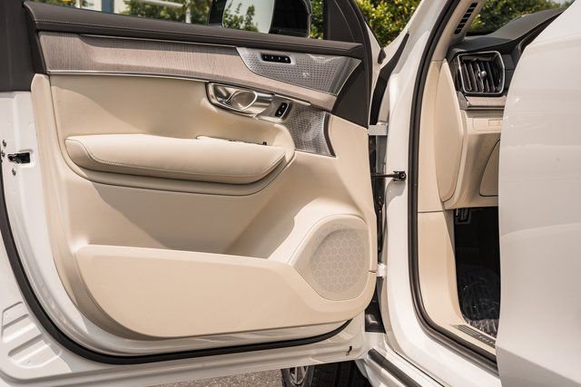 Used 2026 Volvo XC90 T8 Ultra w/ Protection Package Premier image 30