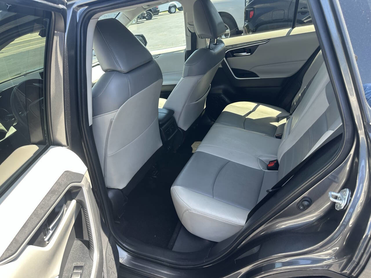 Used 2020 Toyota RAV4 XLE Premium FWD image 17