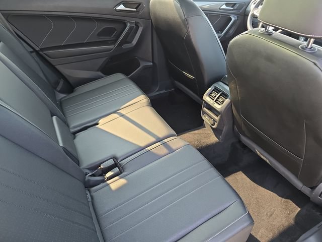 Used 2022 Volkswagen Tiguan SE w/ Panoramic Sunroof Package AWD/4WD image 13