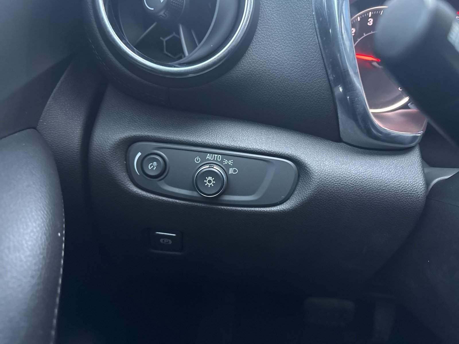 Used 2019 Chevrolet Blazer LT w/ Sun and Wheels Package image 37