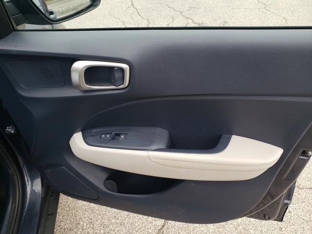 Used 2022 Hyundai Venue Limited image 21