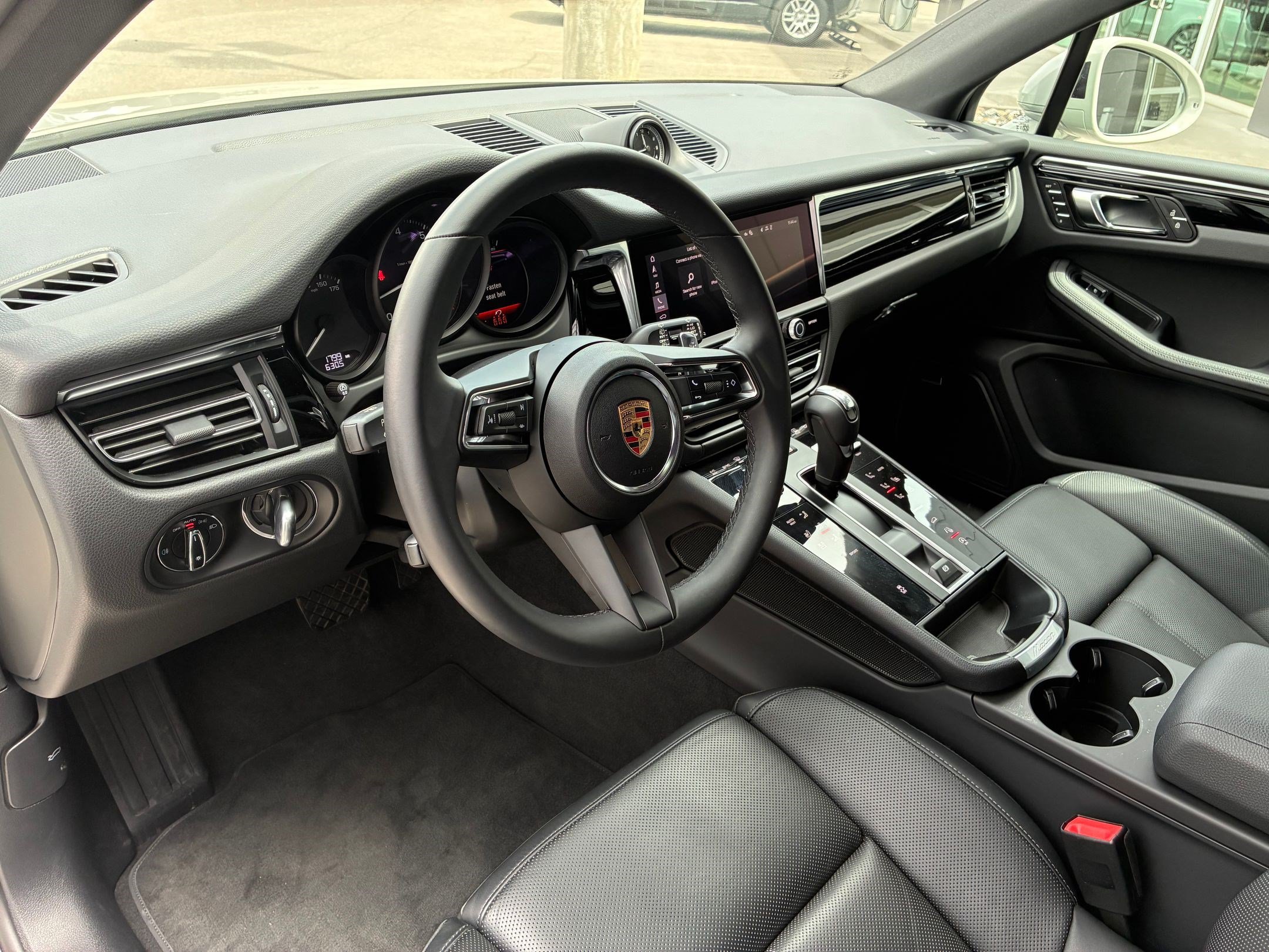 Used 2025 Porsche Macan AWD/4WD image 14