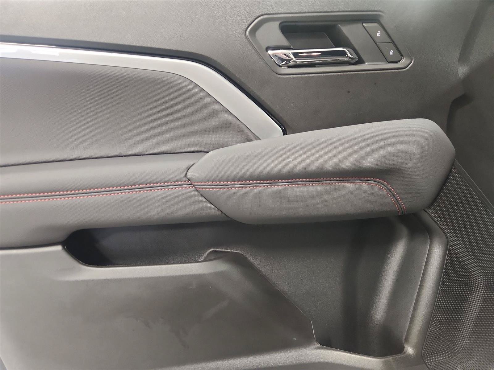 Used 2025 Chevrolet Colorado Z71 AWD/4WD image 21