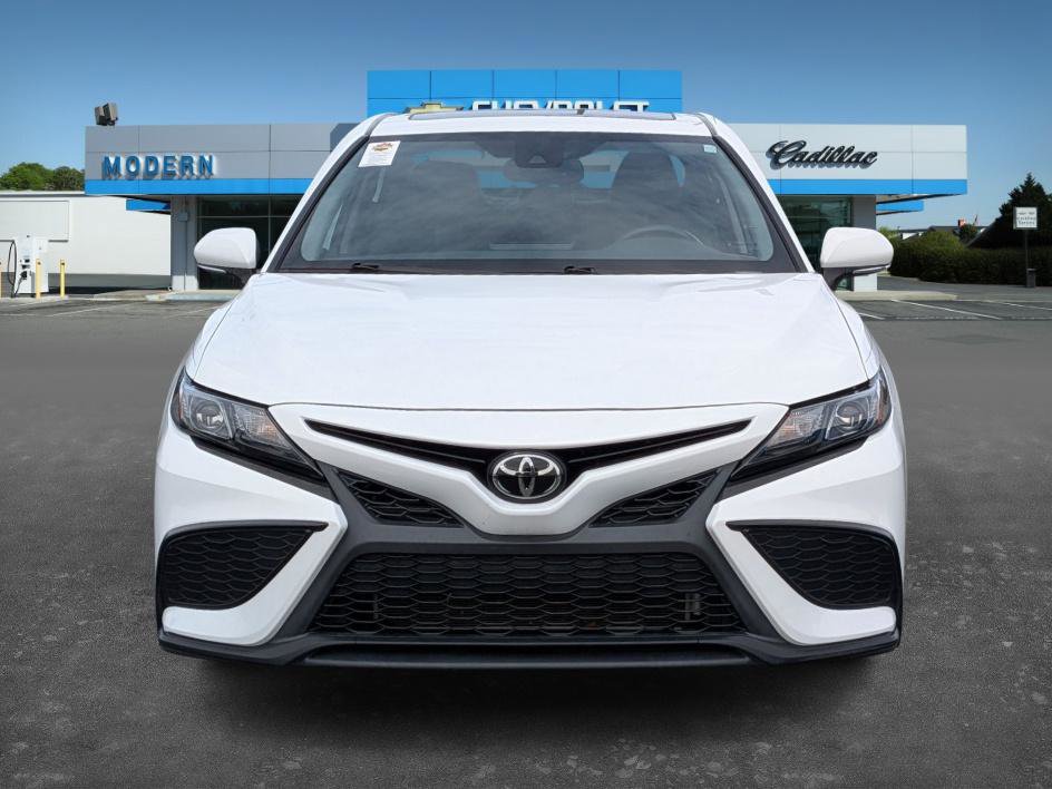Used 2022 Toyota Camry SE image 2