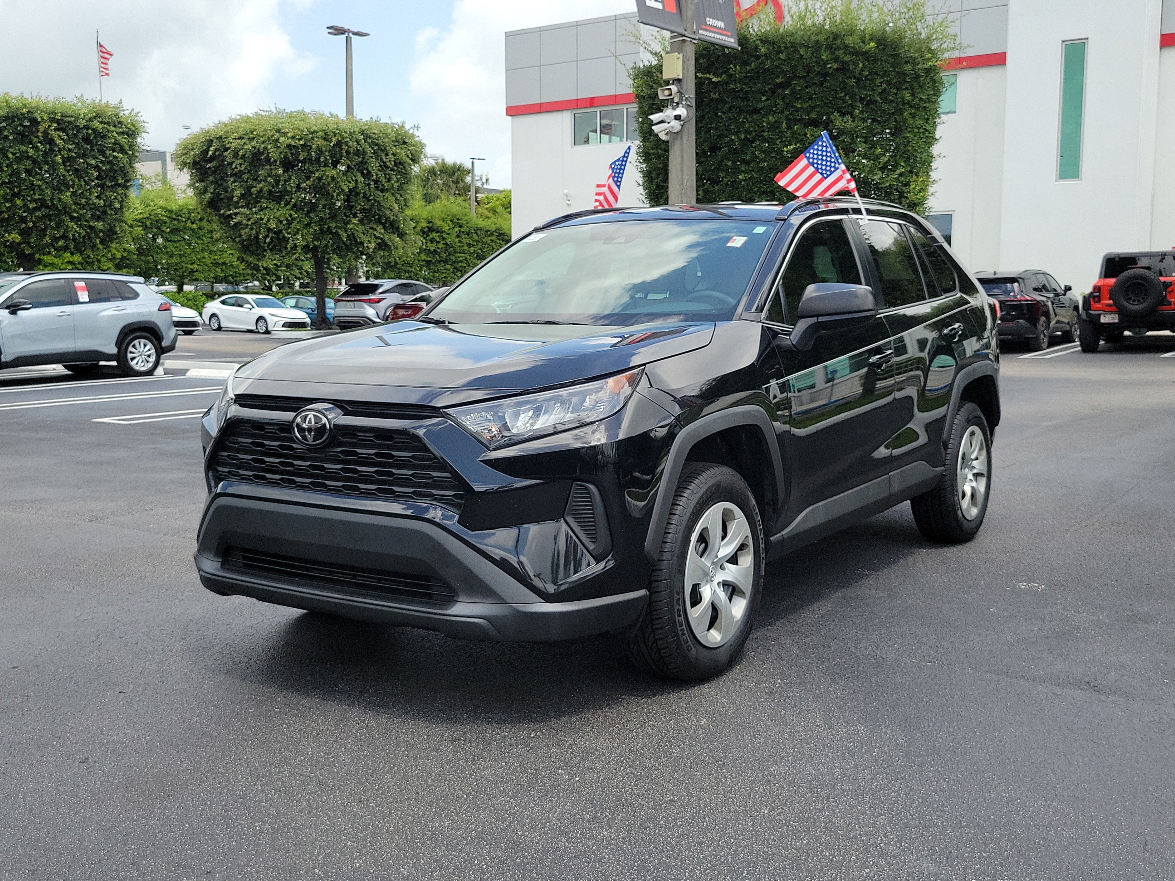 Used 2021 Toyota RAV4 LE FWD image 5