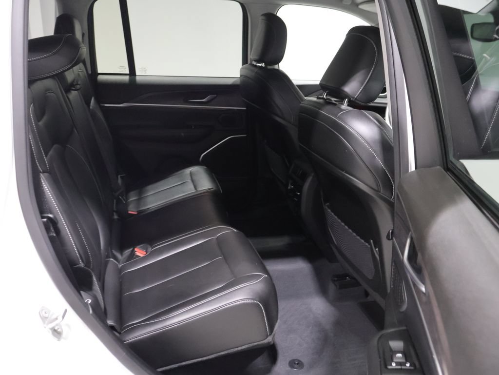 Used 2023 Jeep Grand Cherokee Limited w/ Black Appearance Package AWD/4WD image 18