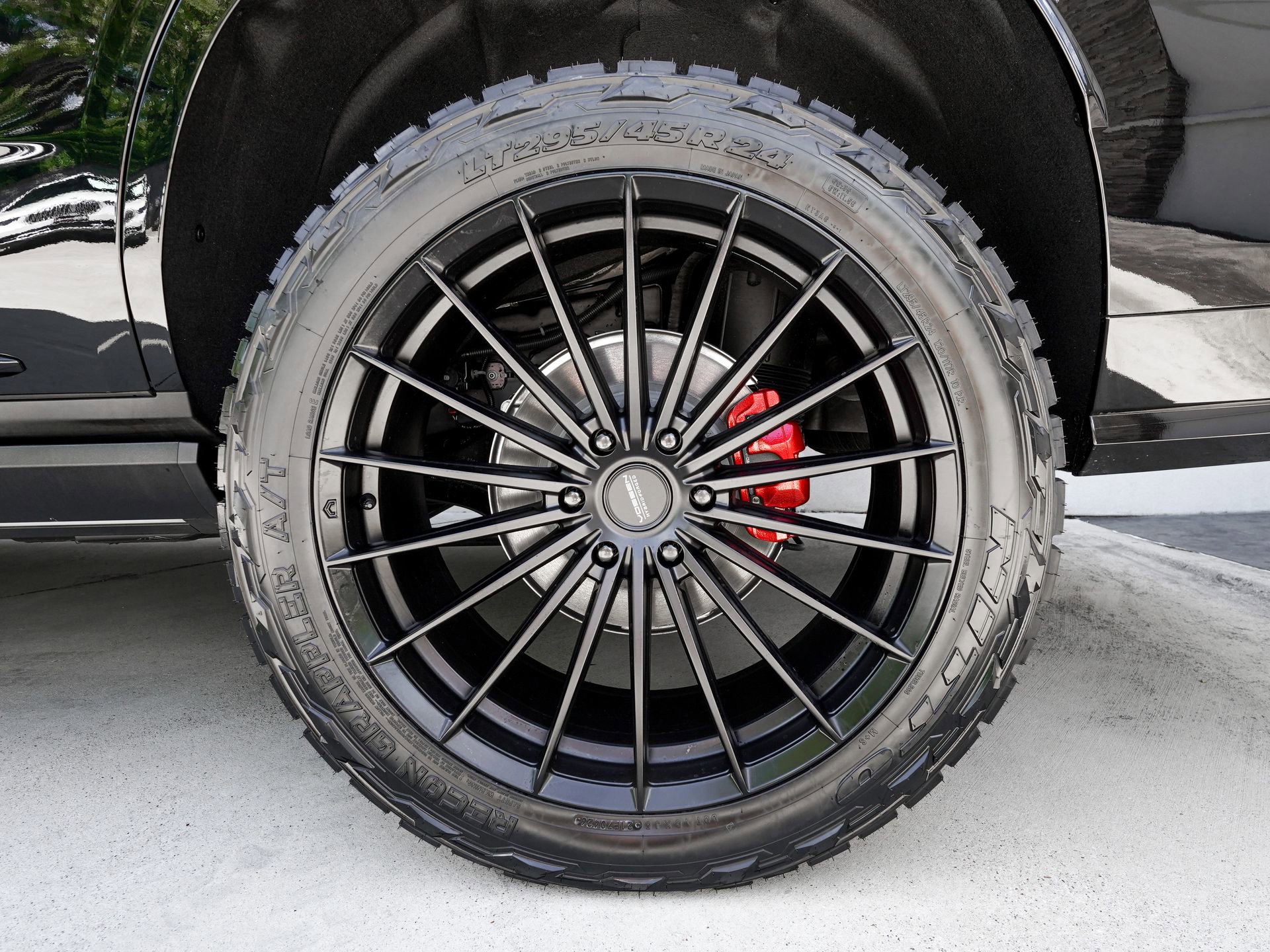 Used 2026 Cadillac Escalade V w/ LPO, ONYX Package image 34