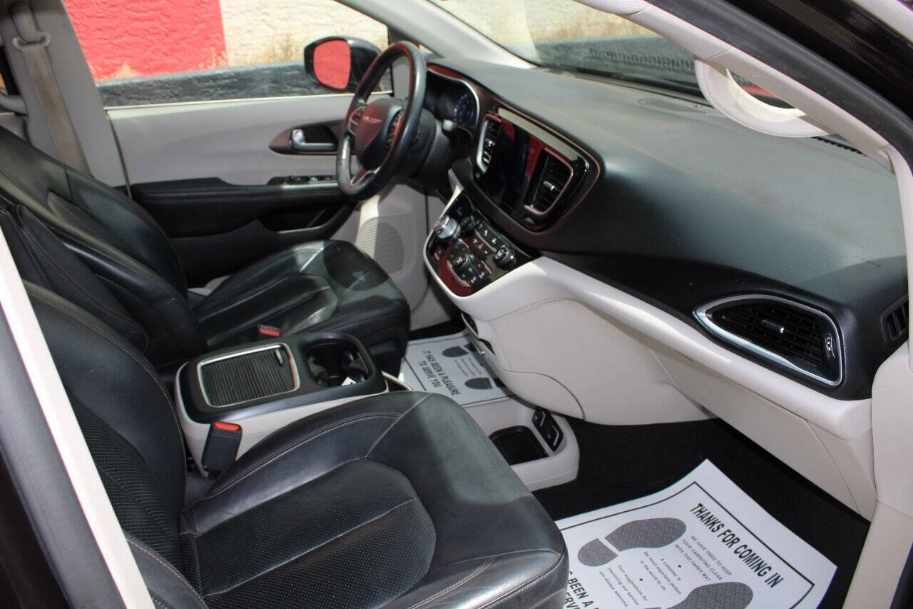 Used 2017 Chrysler Pacifica Touring-L Plus w/ Advanced Safetytec Group image 14