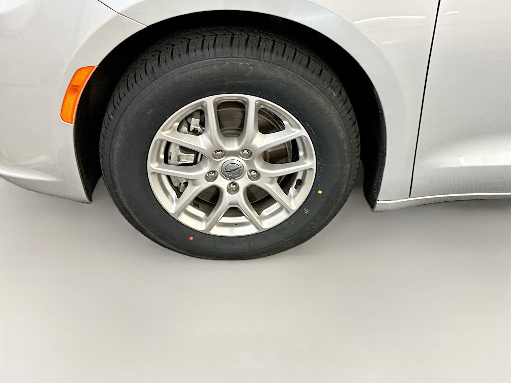 Used 2024 Chrysler Pacifica Touring-L image 11