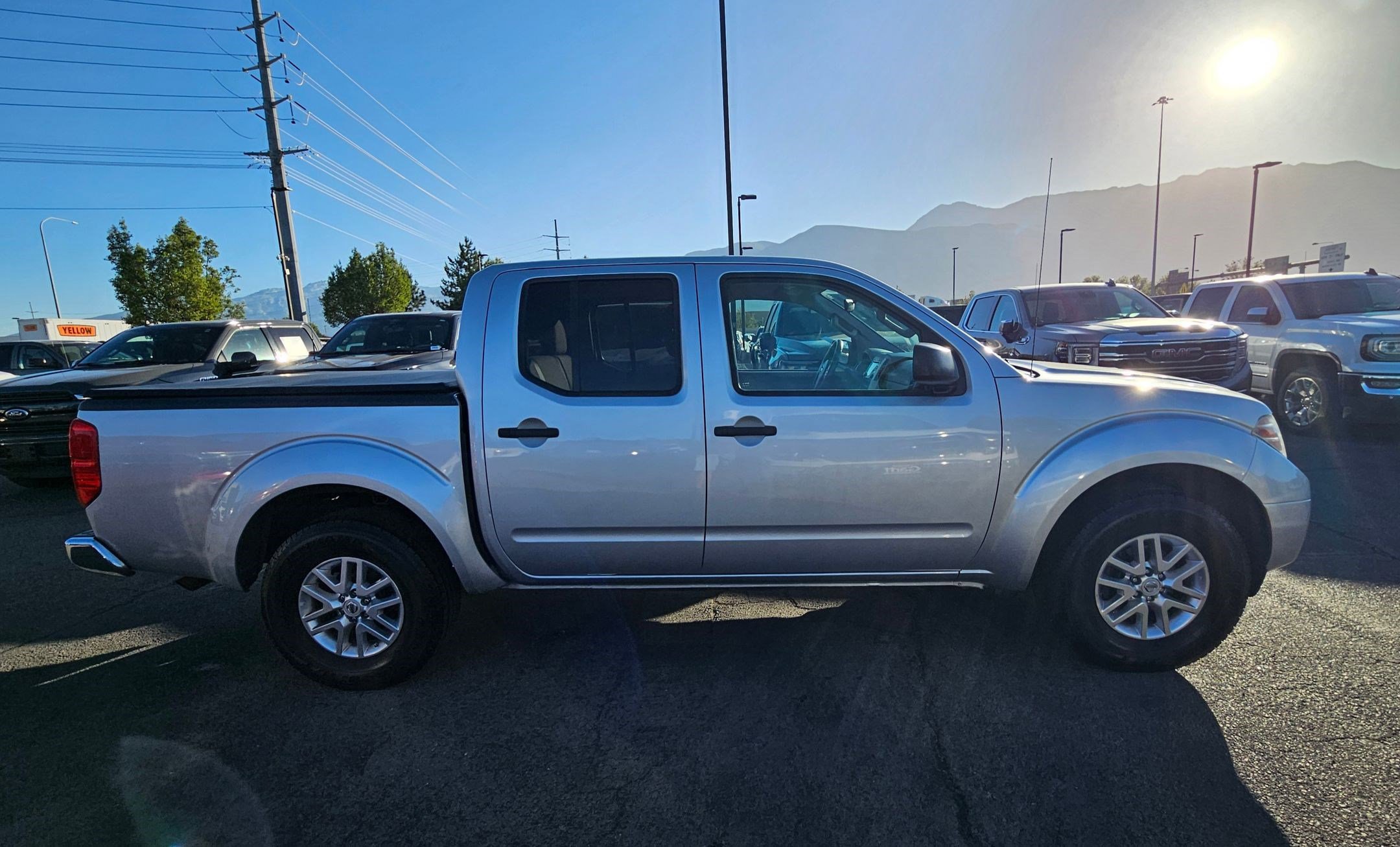 Used 2015 Nissan Frontier SV AWD/4WD image 2