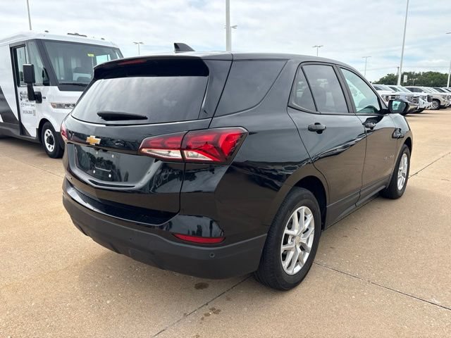 Used 2024 Chevrolet Equinox LS w/ LS Convenience Package FWD image 3