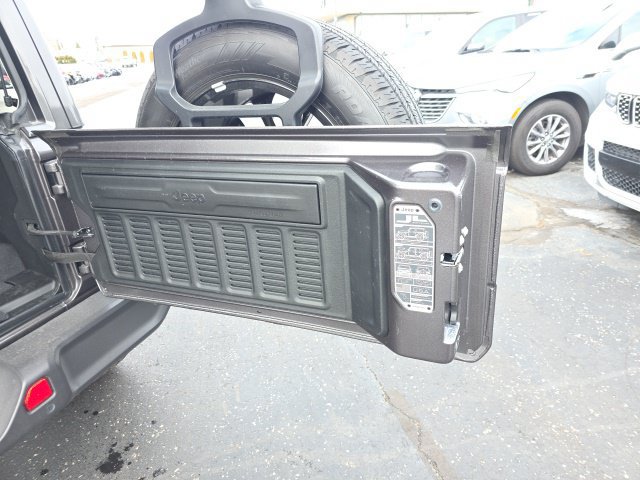 Used 2025 Jeep Wrangler Unlimited Sahara w/ Safety Group AWD/4WD image 47
