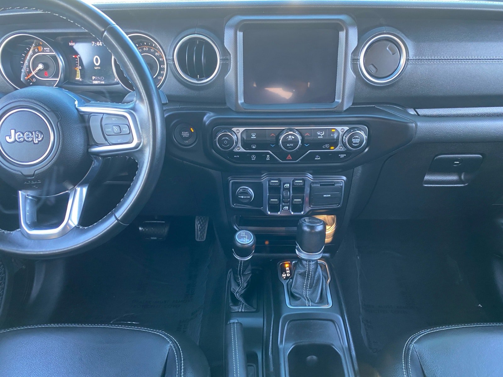 Used 2022 Jeep Wrangler Unlimited Sahara AWD/4WD image 11