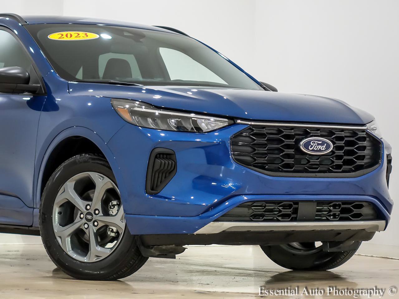 Used 2023 Ford Escape ST-Line w/ Tech Pack #1 AWD/4WD image 2