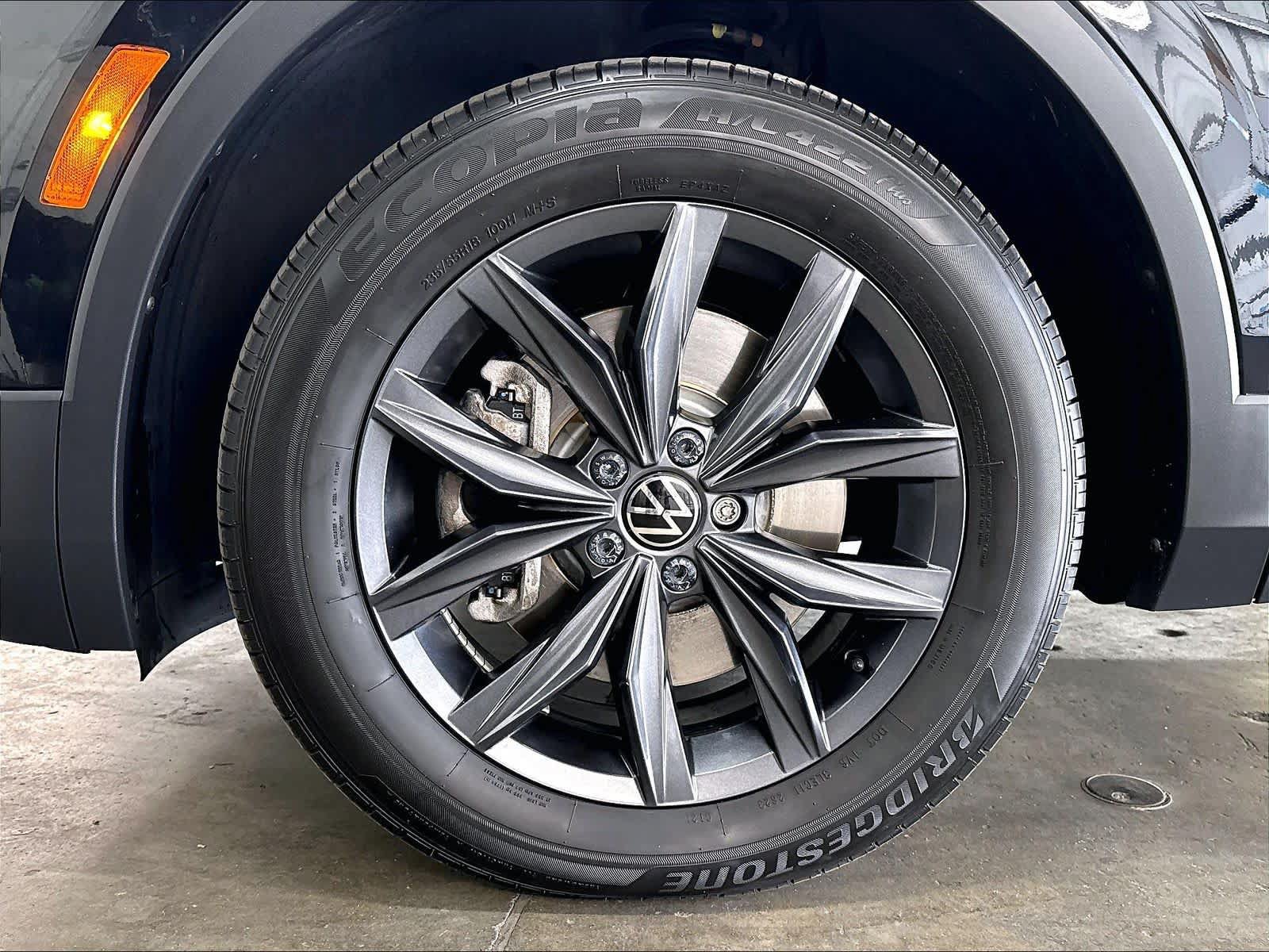 Used 2023 Volkswagen Tiguan SE w/ Panoramic Sunroof Package FWD image 37