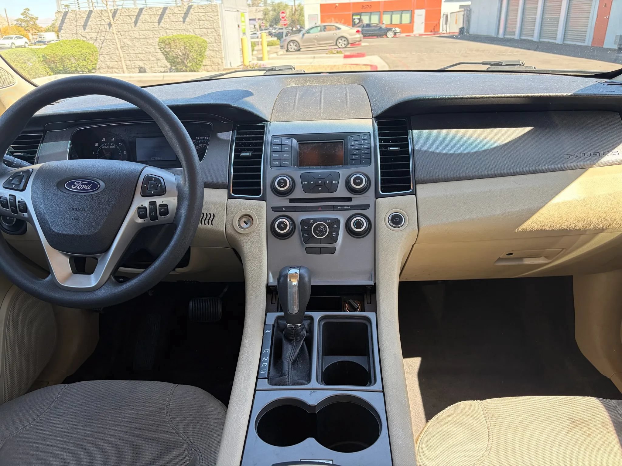 Used 2017 Ford Taurus SE FWD image 10