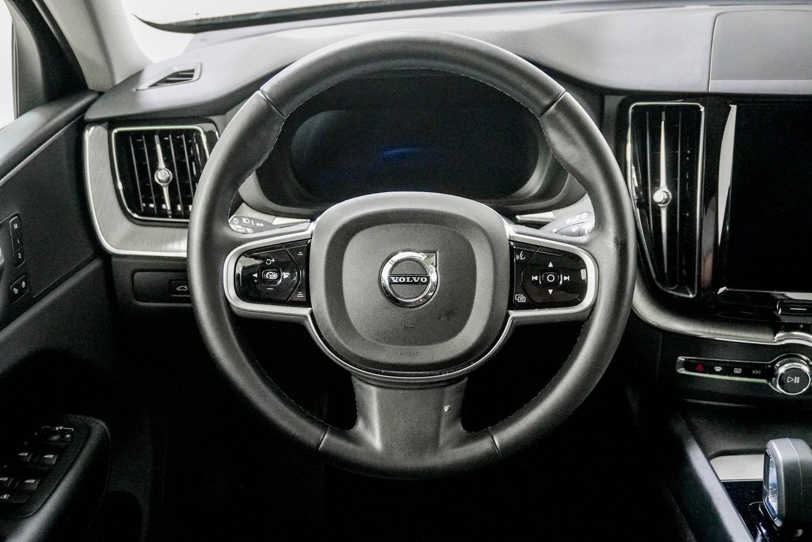 Used 2025 Volvo XC60 B5 Plus image 21