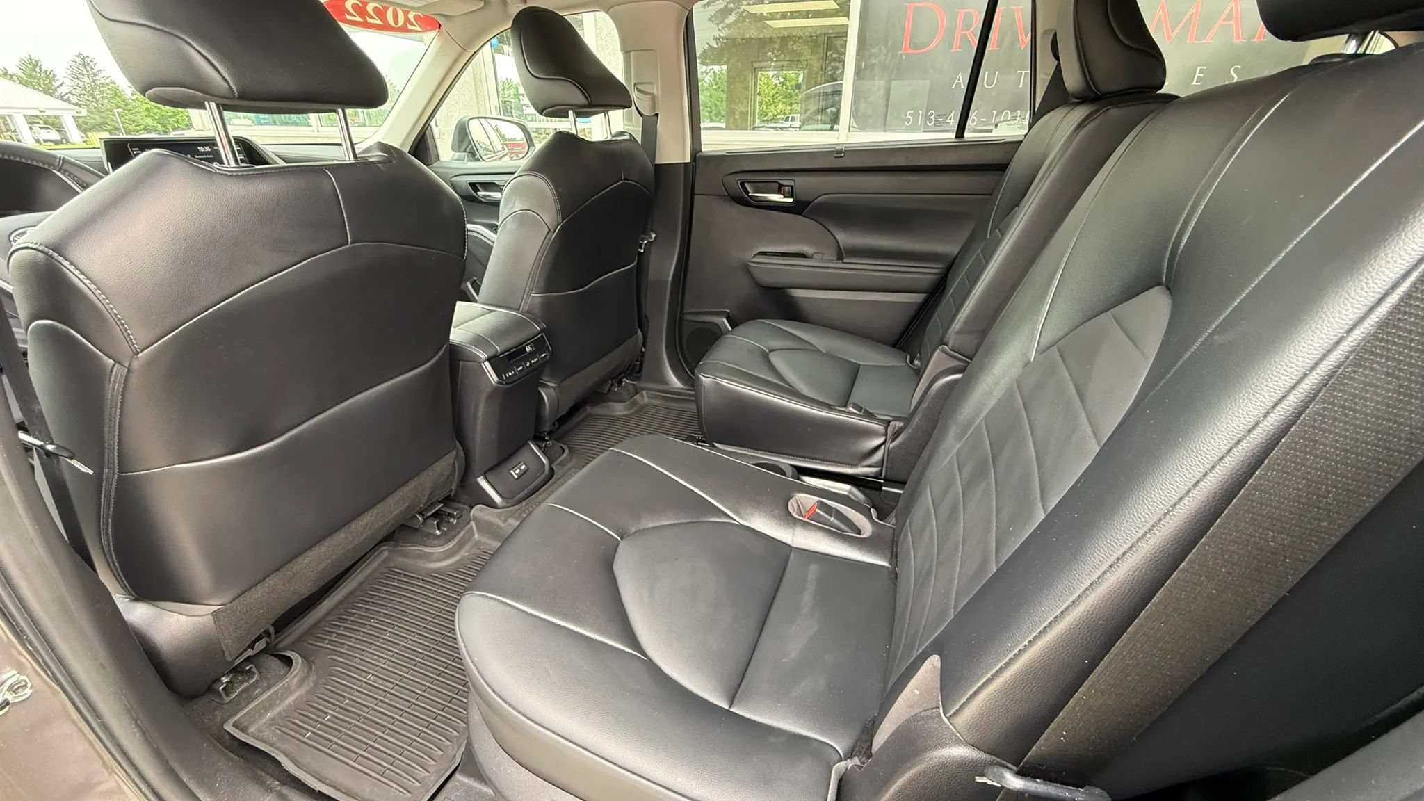 Used 2022 Toyota Highlander XLE AWD/4WD image 10