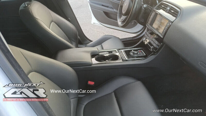 Used 2017 Jaguar XE Premium image 3