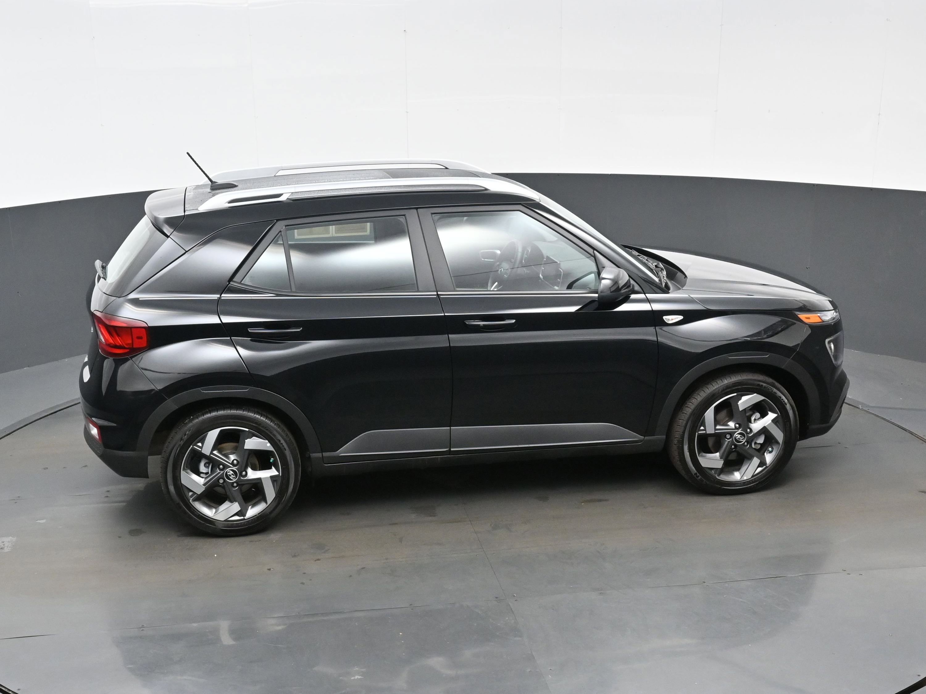 Certified 2025 Hyundai Venue SEL image 38