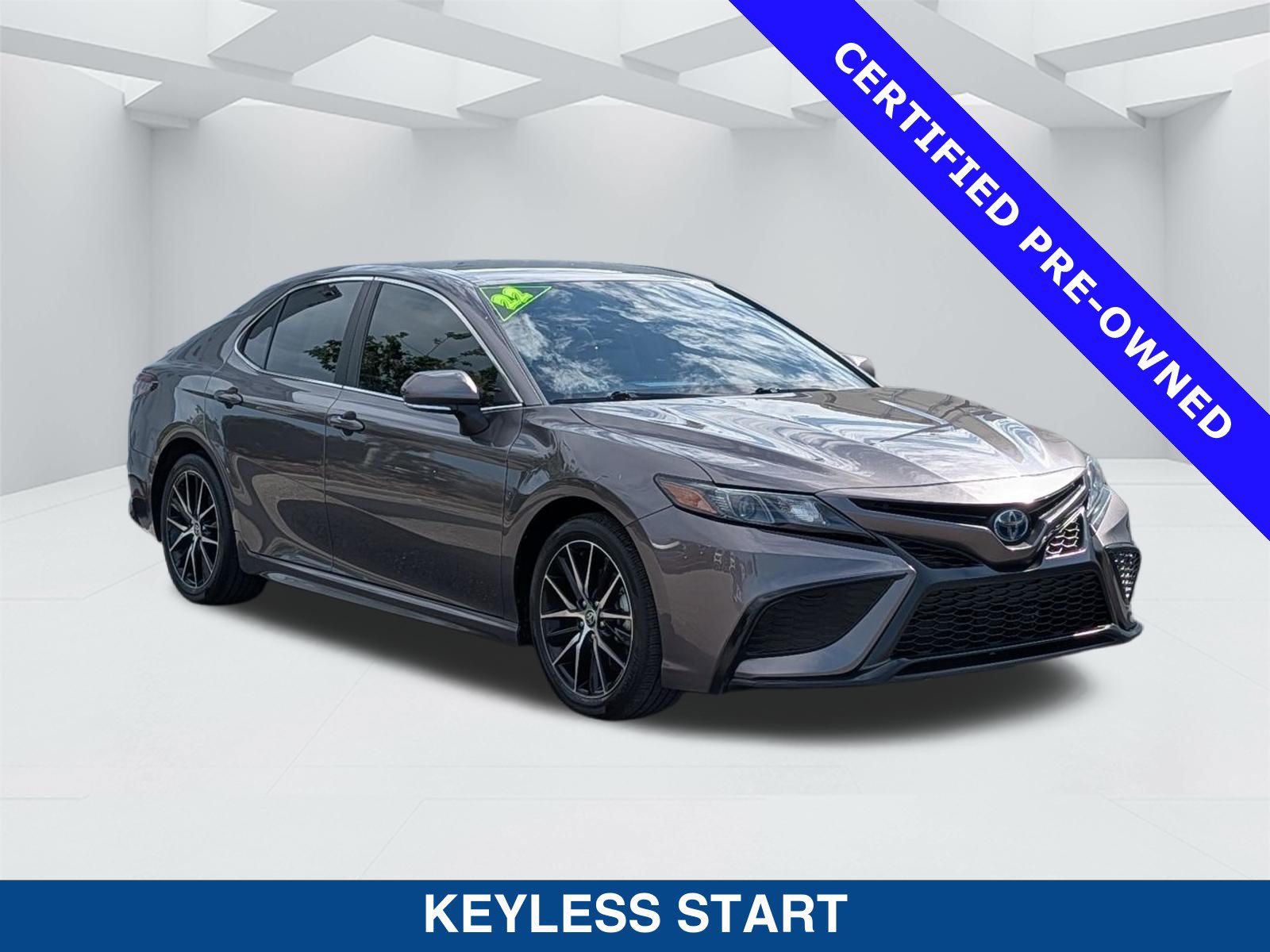 Used 2022 Toyota Camry SE FWD image 2