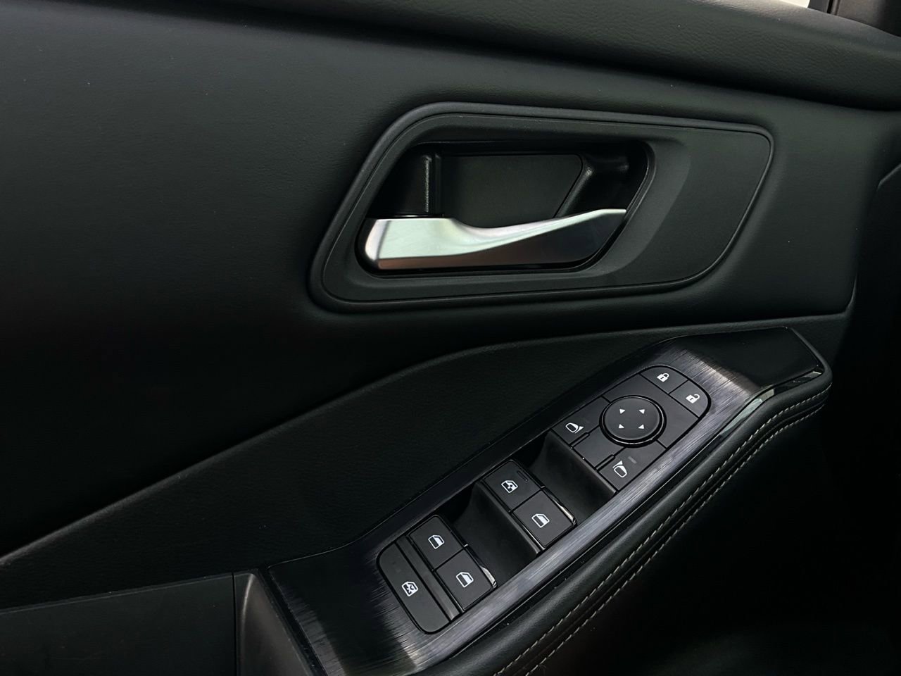 Used 2025 Nissan Rogue SV image 21