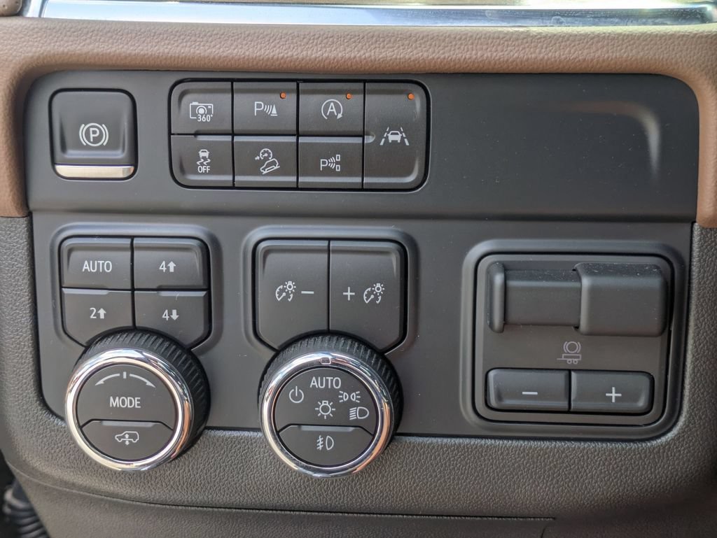 Used 2025 Chevrolet Tahoe High Country AWD/4WD image 14