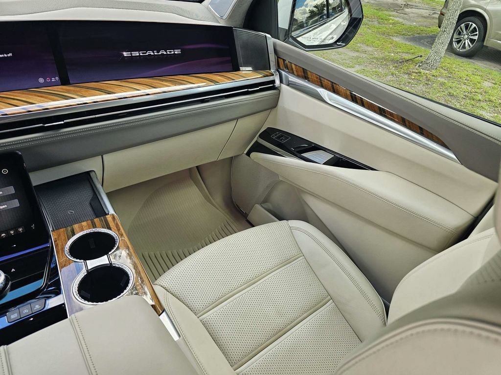 Certified 2025 Cadillac Escalade ESV Sport Platinum w/ LPO, Floor Liner Package AWD/4WD image 19